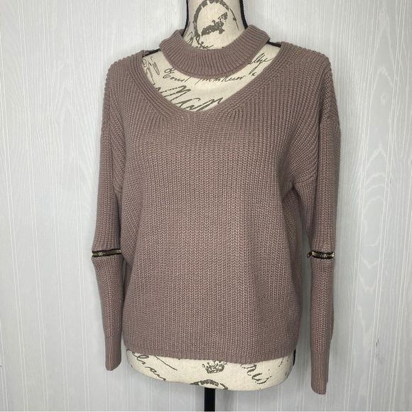 De
Rong Huang Pink Sweater with open neckline and Zippers - Picture 1 of 7